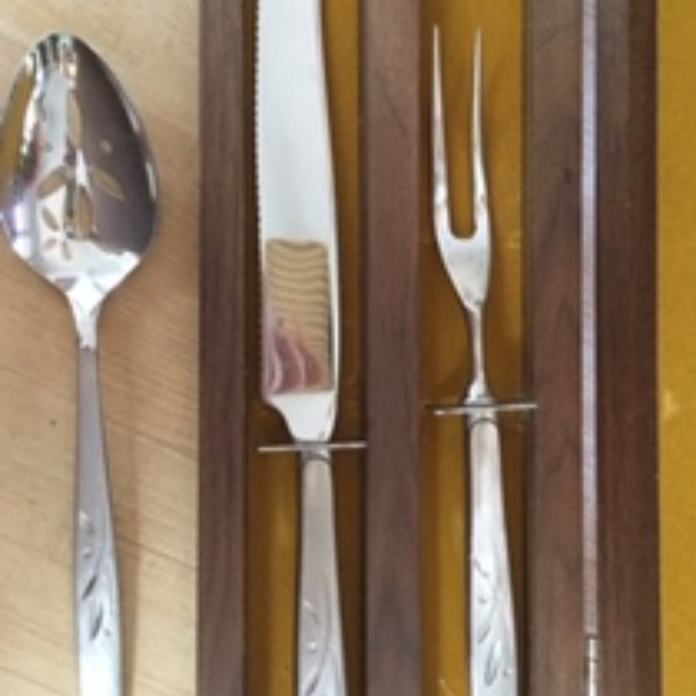 Vintage Oneida carving set + serving spoon NEW (Never used)